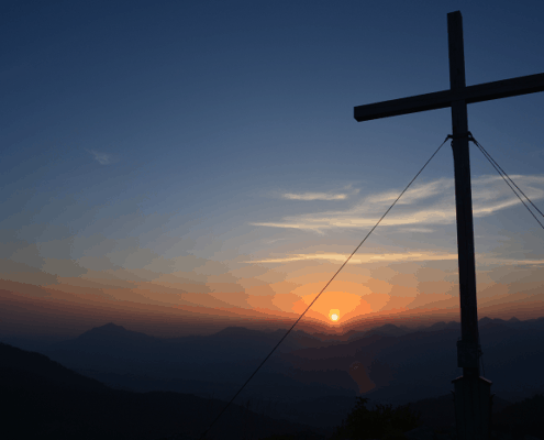 Gipfelkreuz im Sonnenaufgang